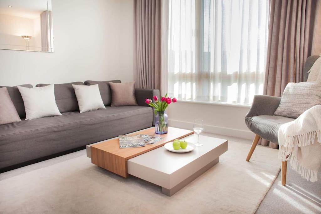 Stylish And Central Two Bedroom & Two Bathroom Apartment With Free Parking Экстерьер фото