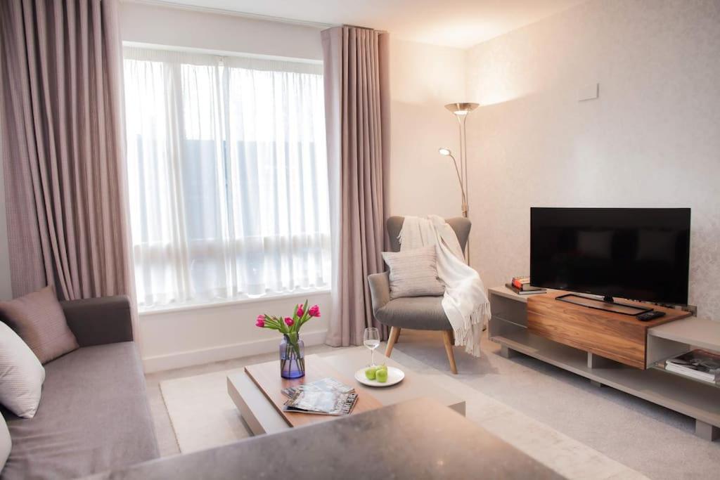 Stylish And Central Two Bedroom & Two Bathroom Apartment With Free Parking Экстерьер фото