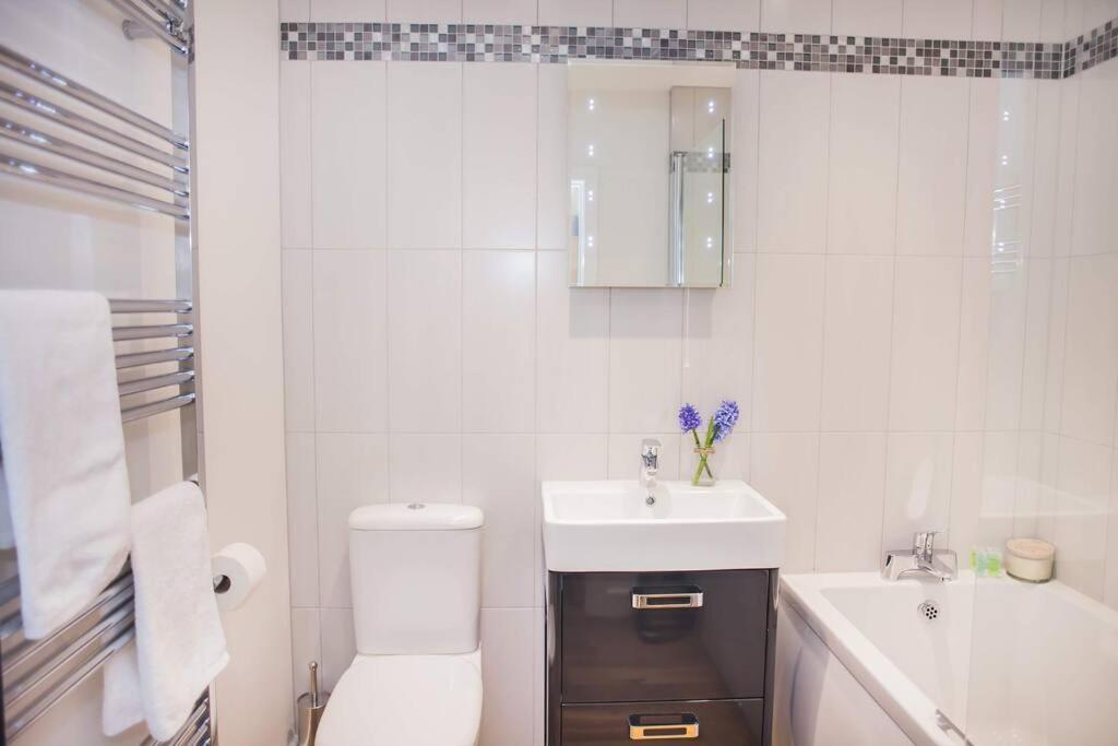 Stylish And Central Two Bedroom & Two Bathroom Apartment With Free Parking Экстерьер фото