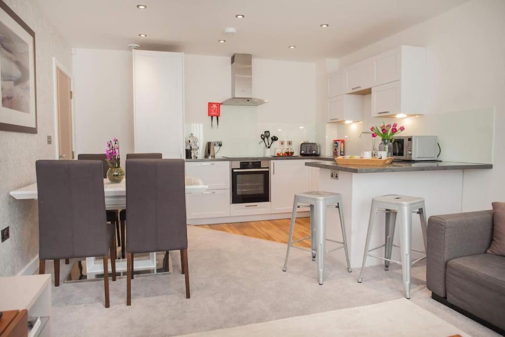 Stylish And Central Two Bedroom & Two Bathroom Apartment With Free Parking Экстерьер фото