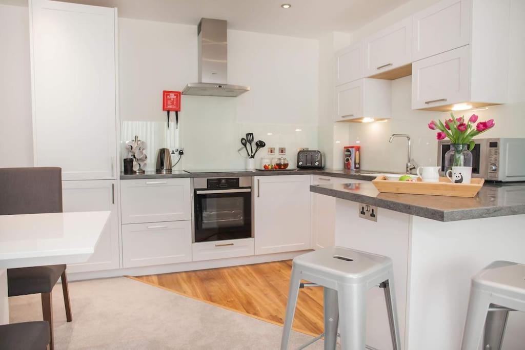 Stylish And Central Two Bedroom & Two Bathroom Apartment With Free Parking Экстерьер фото